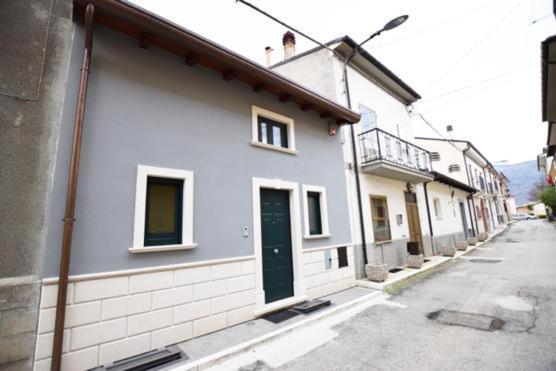 ...Ecche Se Dorme Bed & Breakfast Castelvecchio Subequo Exterior photo